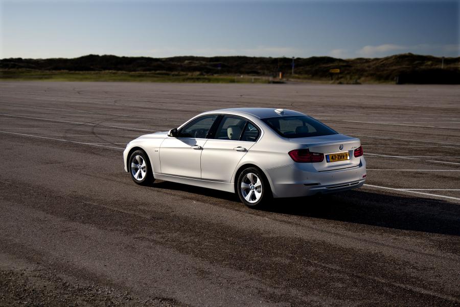  BMW 320i EfficientDynamics Edition (F30) 2012 года  (фото 2 из 2)